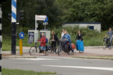 806172 Afbeelding van enkele fietsers bij de kruising van de Weg tot de Wetenschap en de Sorbonnelaan te Utrecht.